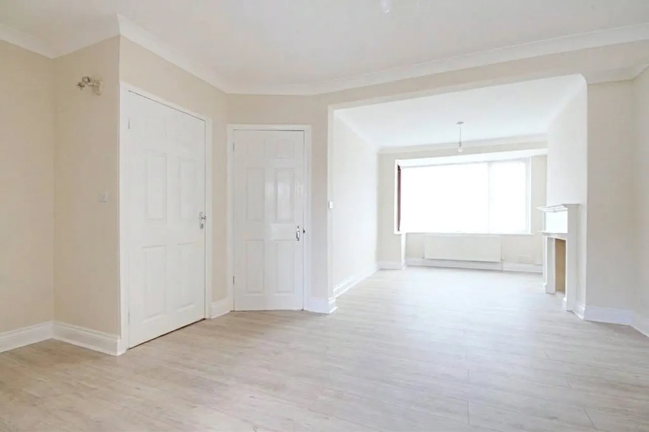 Broadlands Avenue, photo 2