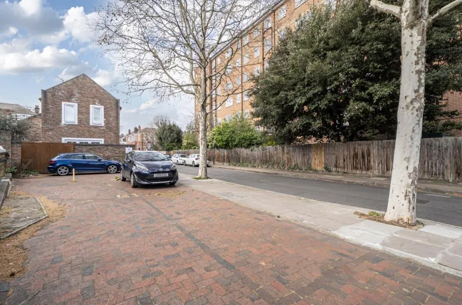 Ravenscourt Gardens, London, W6, photo 17