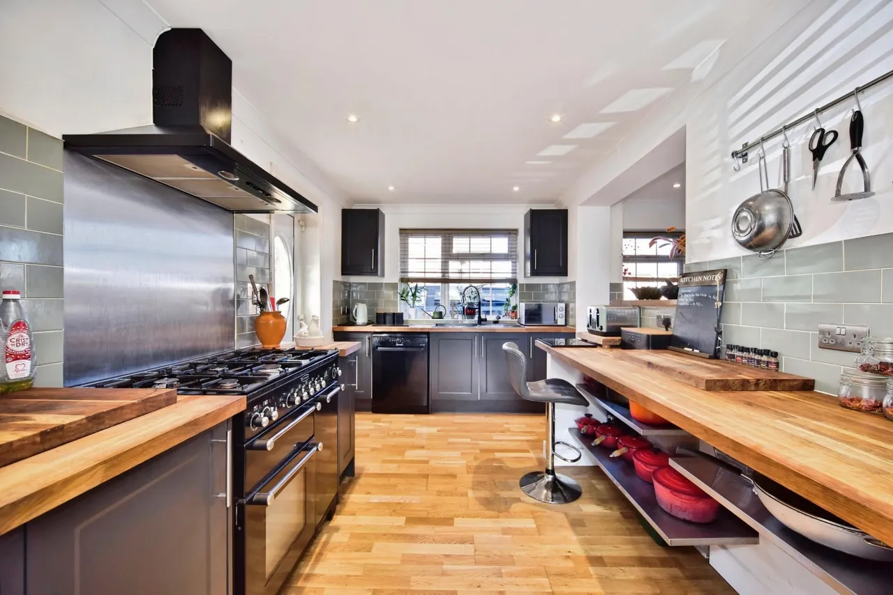 3 bed house for sale, Playstool Road, Newington, ME9
