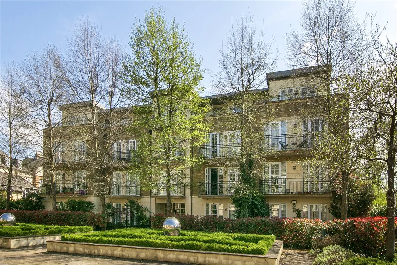 3 bed flat for sale, Whitcome Mews, Kew, TW9