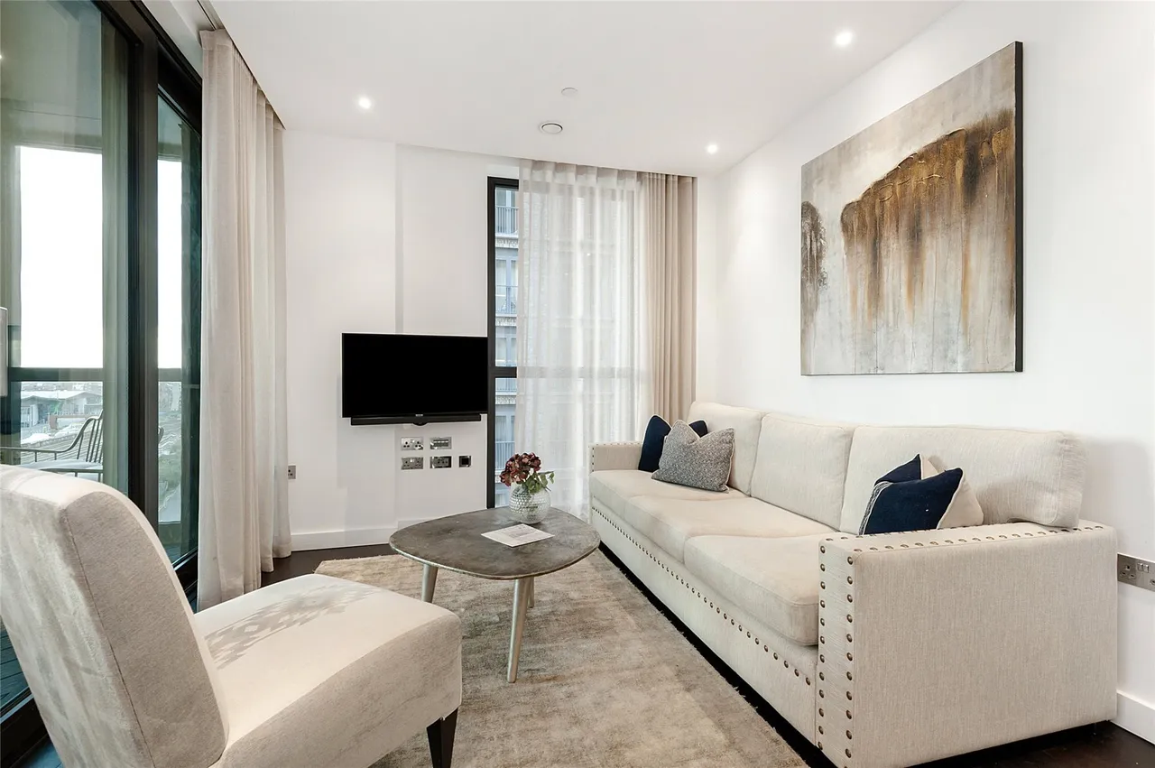 3 bed flat to rent — Thornes House, 4 Charles Clowes Walk, London, SW11