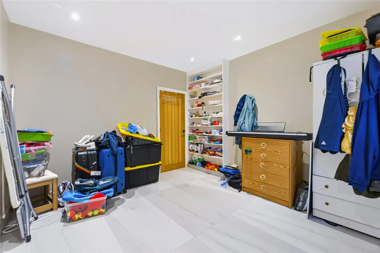 Lower Guildford Road, Knaphill, GU21, photo 12
