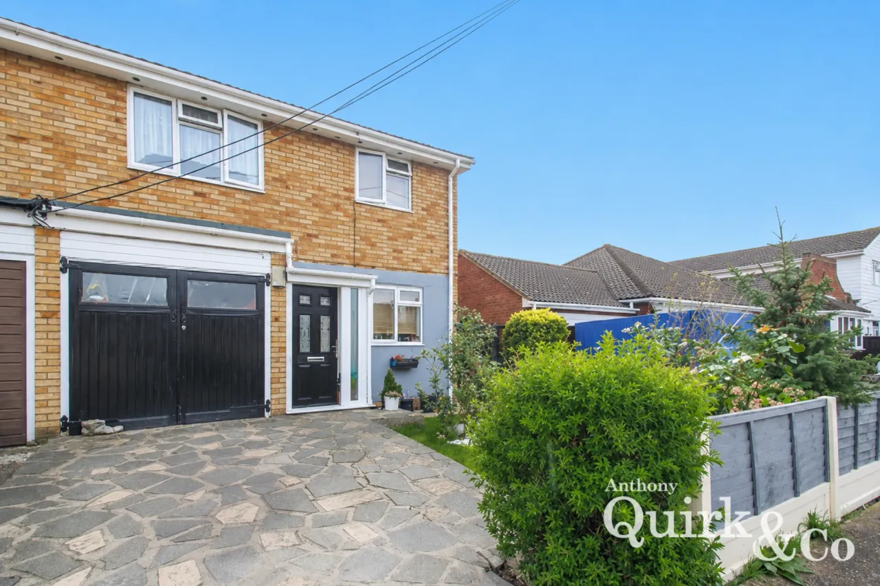 3 bed property for sale, Cambridge Road, Canvey Island, SS8