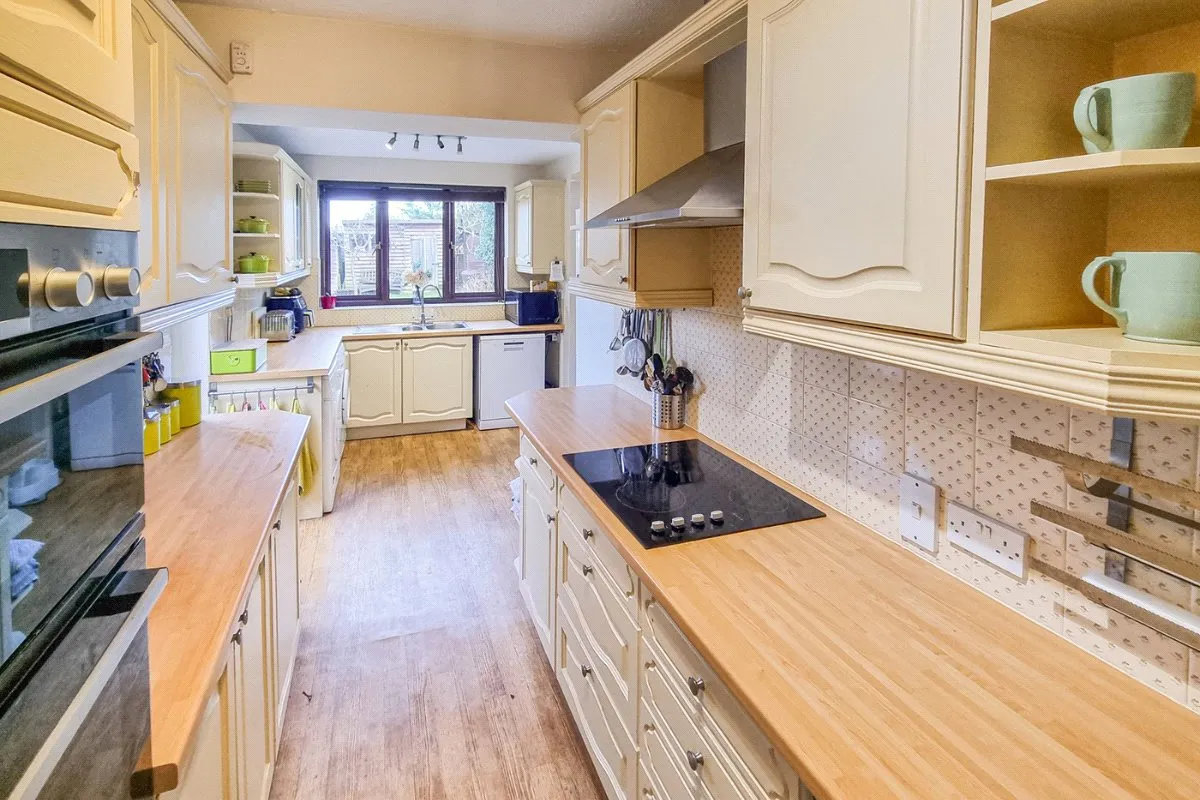 Oxenden Road, Tongham, Farnham, Surrey, GU10 1AR, photo 4