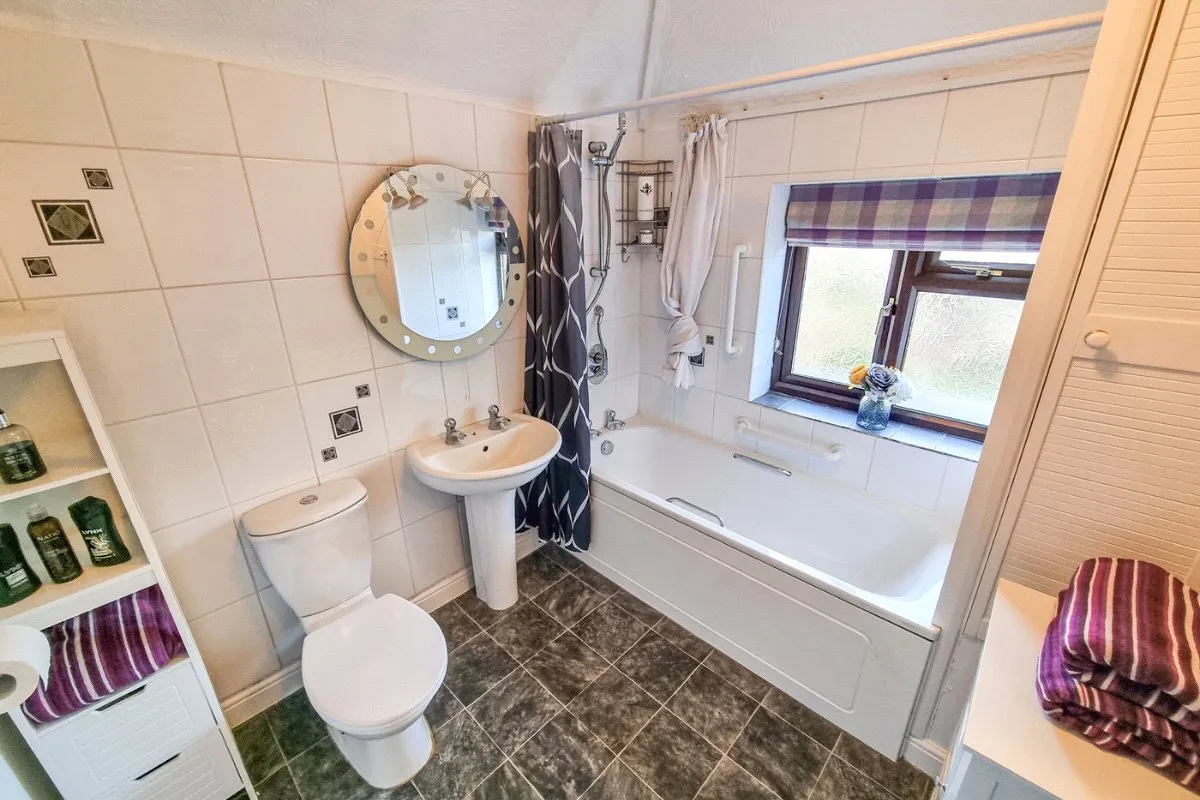 Oxenden Road, Tongham, Farnham, Surrey, GU10 1AR, photo 13