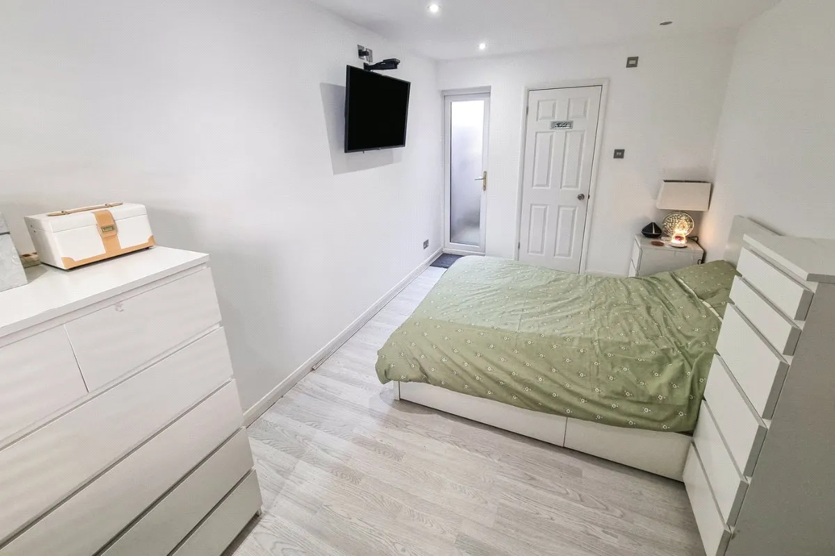 Oxenden Road, Tongham, Farnham, Surrey, GU10 1AR, photo 8