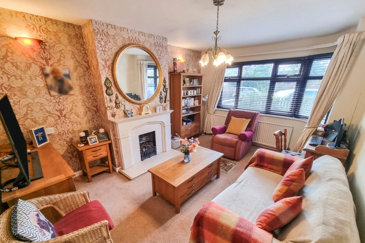 Oxenden Road, Tongham, Farnham, Surrey, GU10 1AR, photo 3