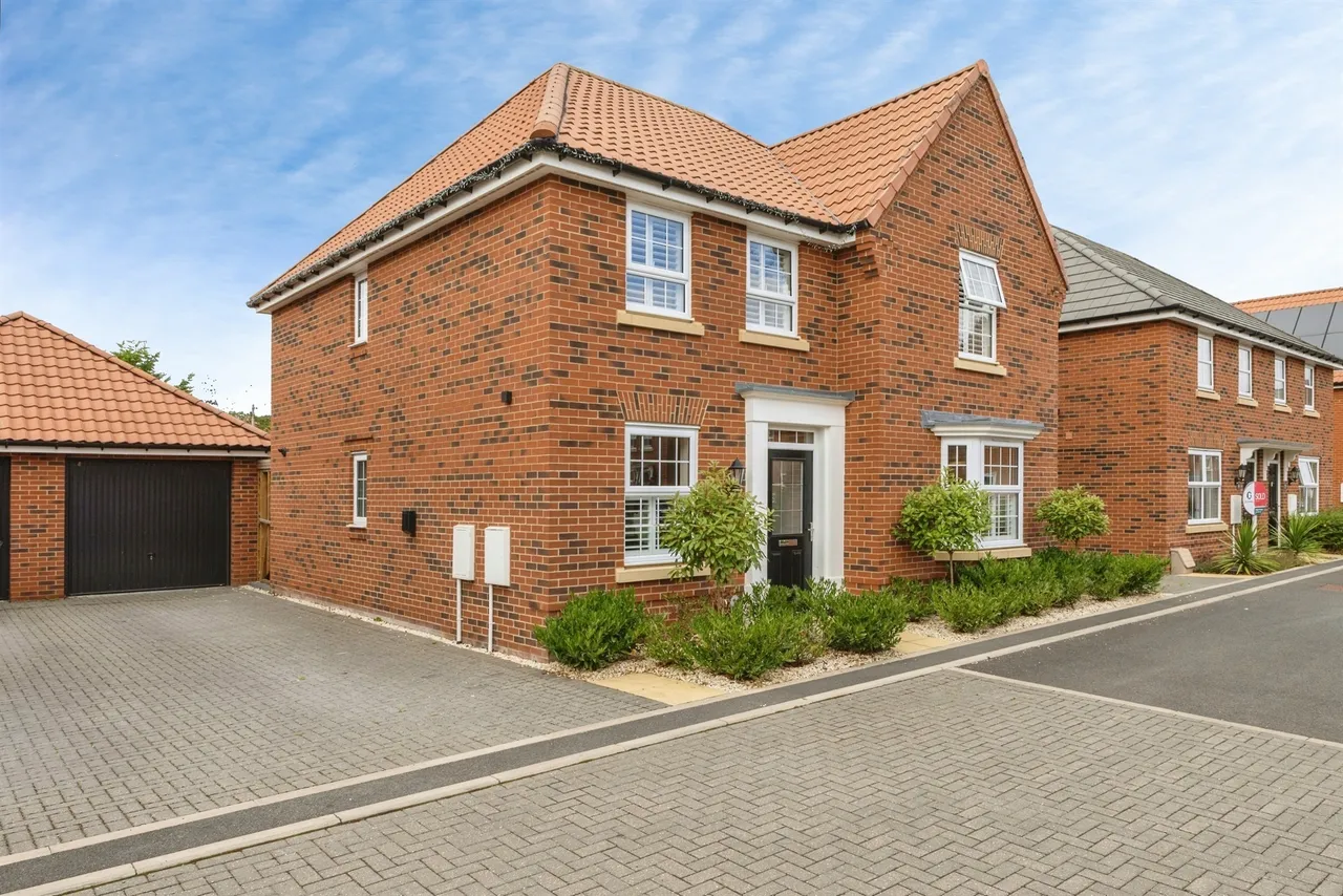 4 bed house for sale — Chestnut Drive, Horsford, Norwich