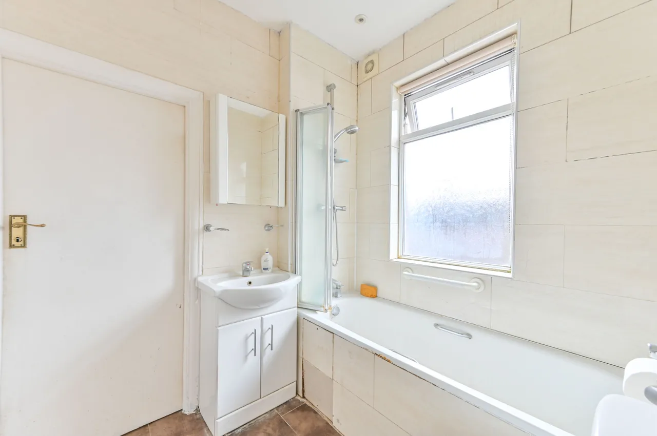 30 Beechcroft Gardens, Wembley, photo 7