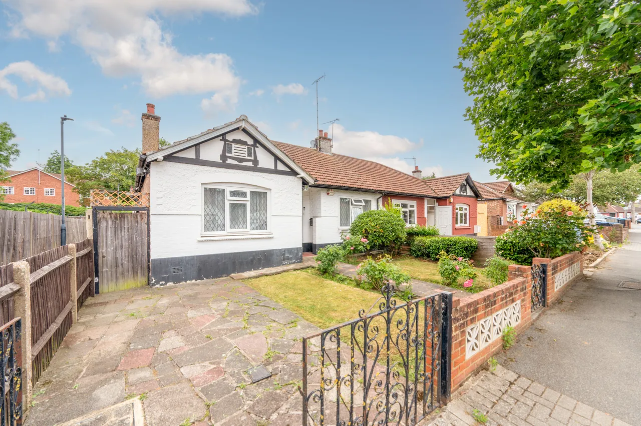 3 bed house for sale — 30 Beechcroft Gardens, Wembley