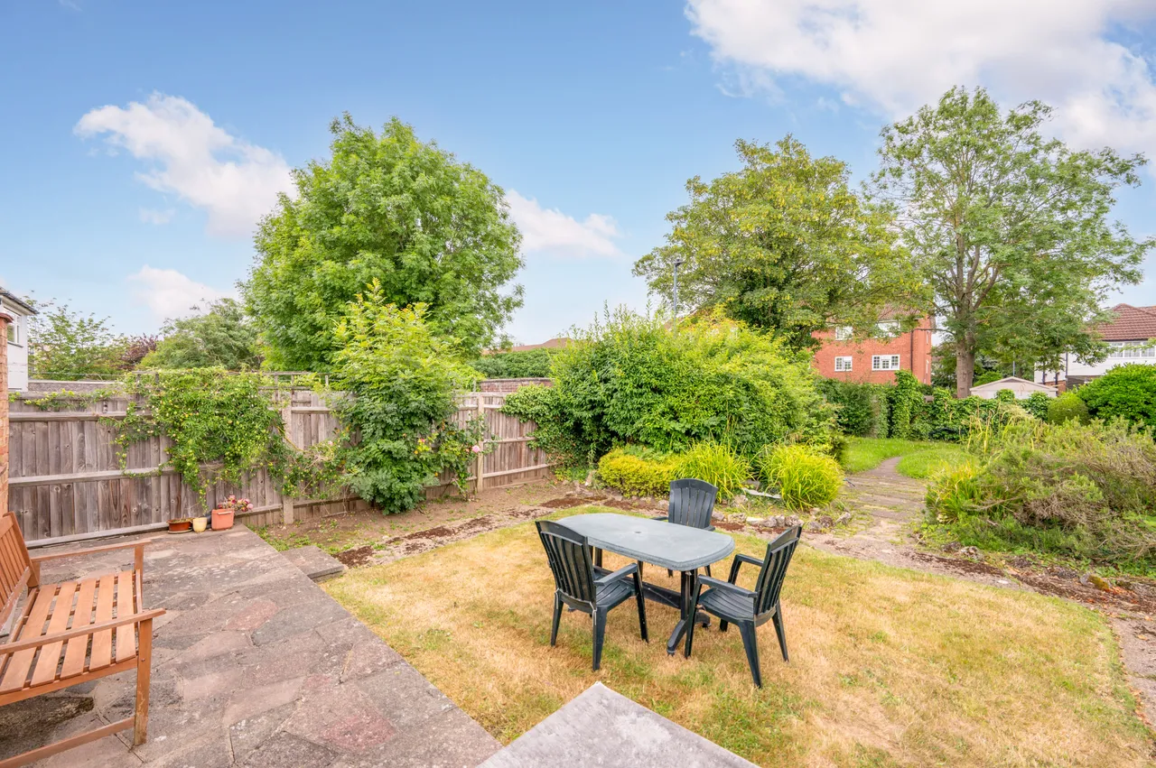 30 Beechcroft Gardens, Wembley, photo 3