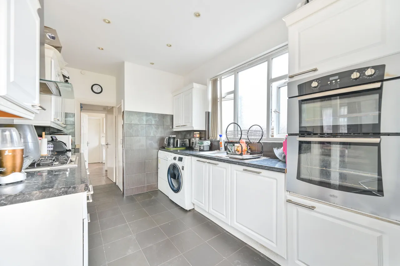 30 Beechcroft Gardens, Wembley, photo 4
