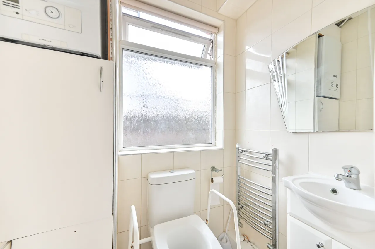 30 Beechcroft Gardens, Wembley, photo 8