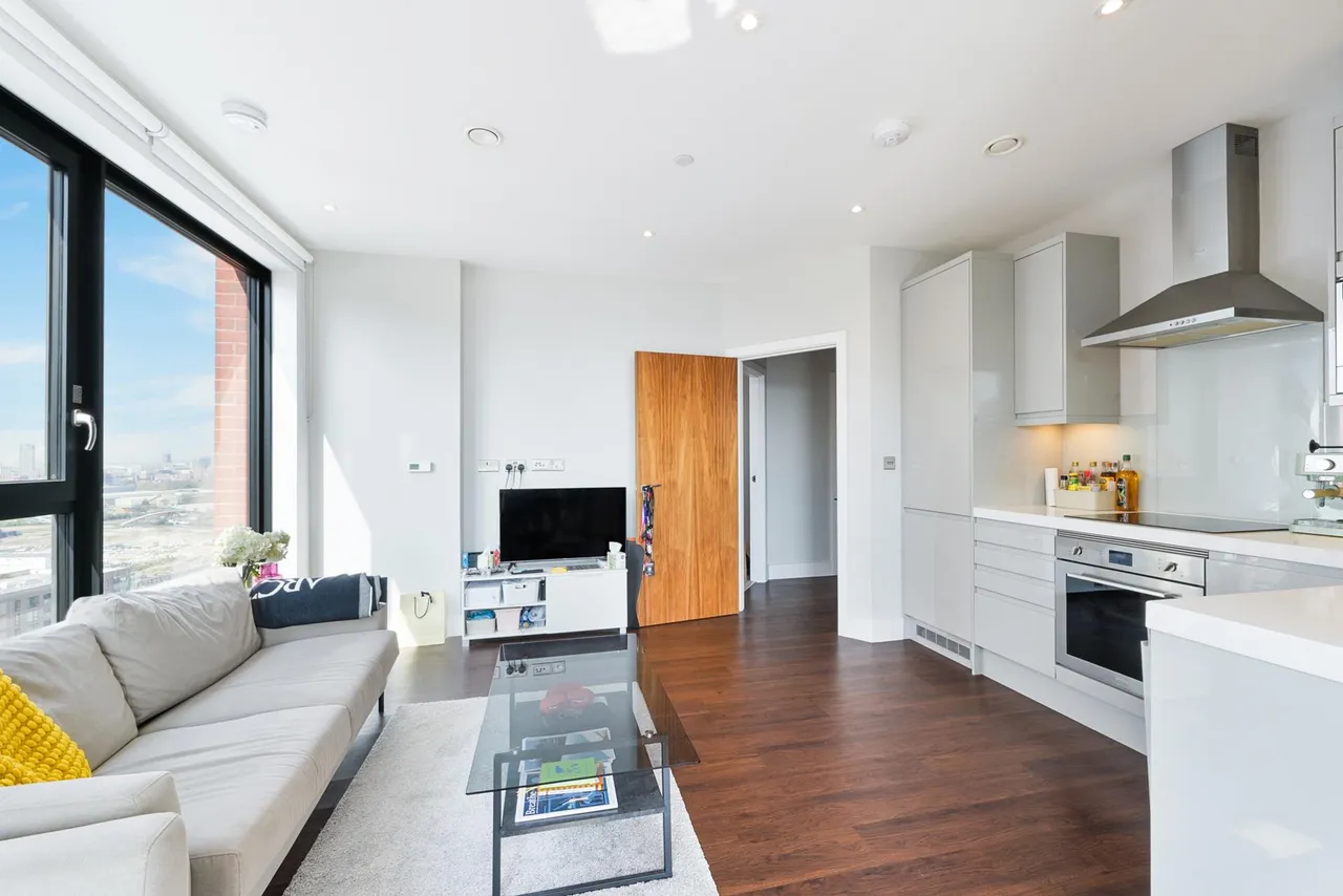 1 bed flat for sale, Silvcea Way, London, E14
