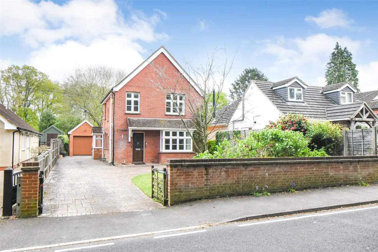 3 bed house for sale — Reading Road, Hook, Hampshire, RG27 9EA