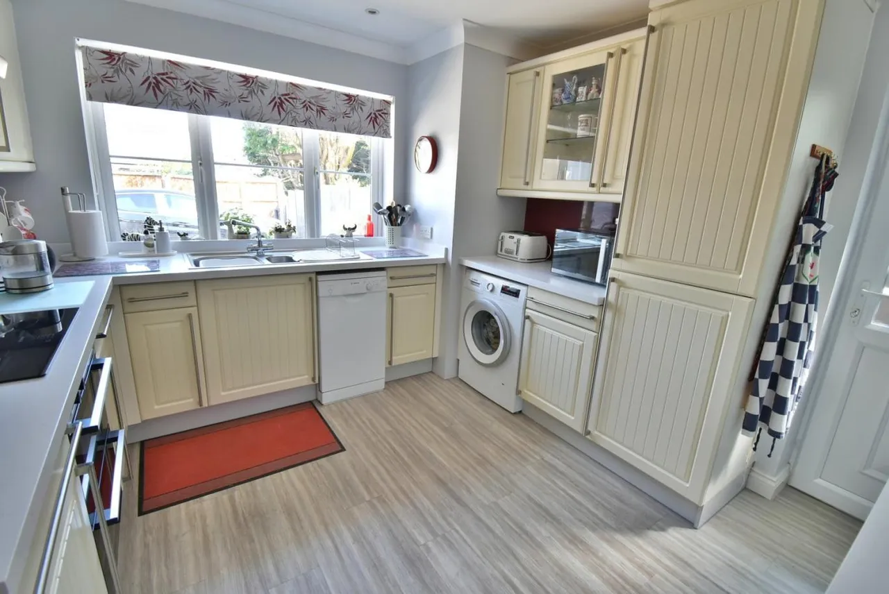Jenni Close, BH11, photo 4