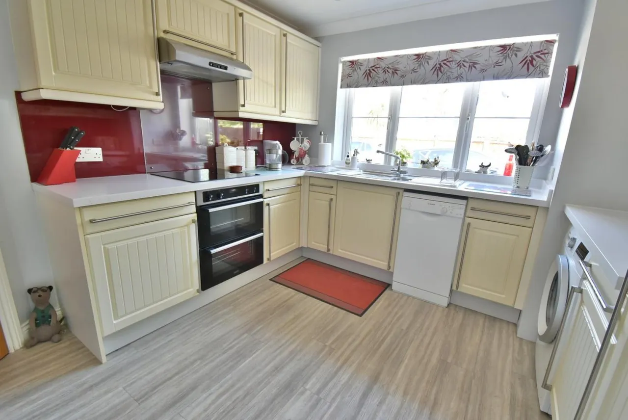 Jenni Close, BH11, photo 3