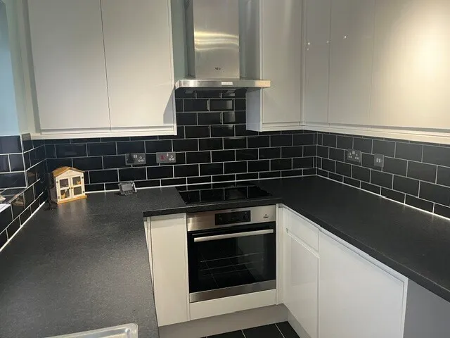 Greyhound Road, SM1, photo 10