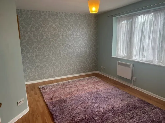 Greyhound Road, SM1, photo 6