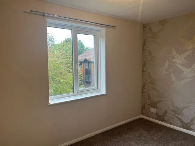 Greyhound Road, SM1, photo 4