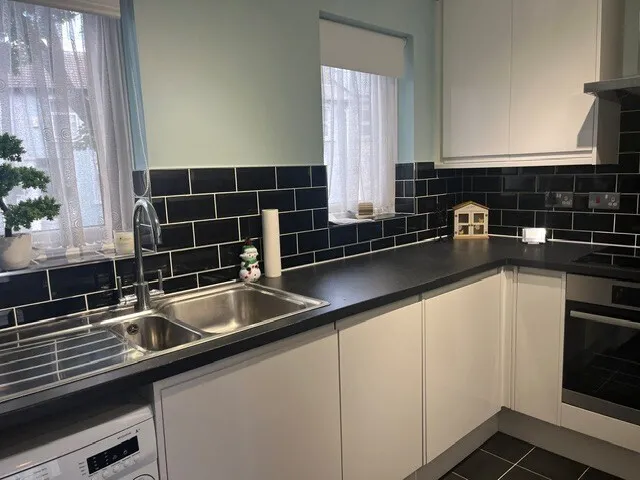 Greyhound Road, SM1, photo 8