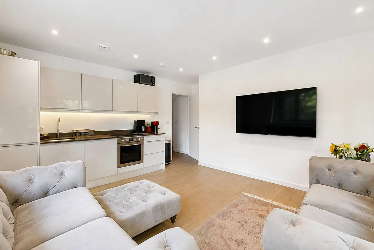 29 River Court, WOKING, photo 4