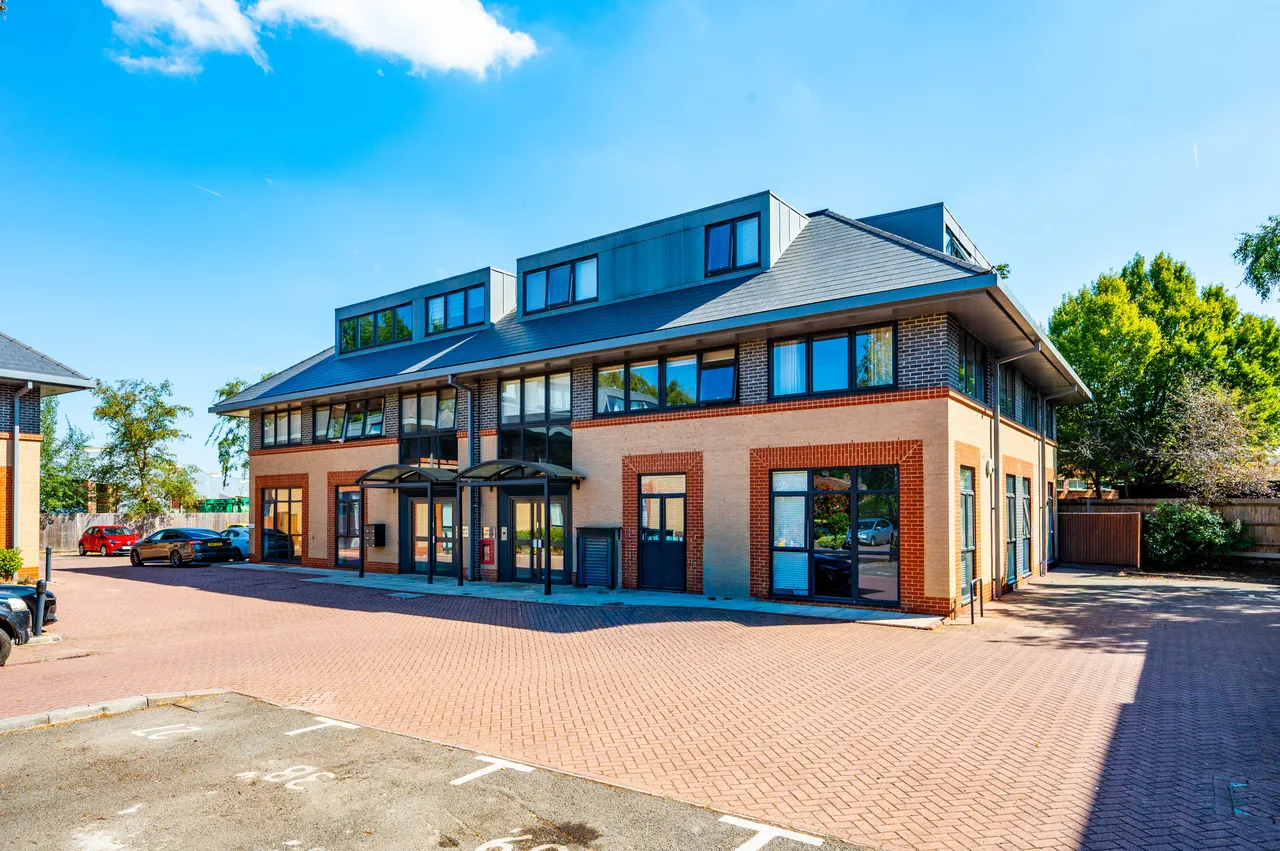 2 bed flat for sale — 29 River Court, WOKING