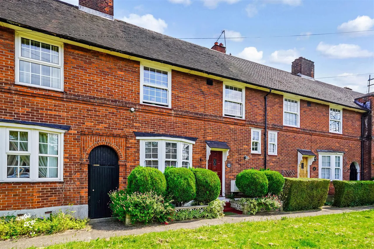 3 bed house for sale — The Roundway, Tottenham, N17 7HG