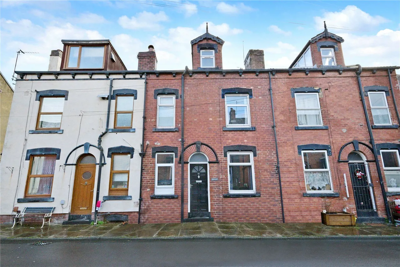 2 bed house to rent, Whingate Grove, Leeds, LS12