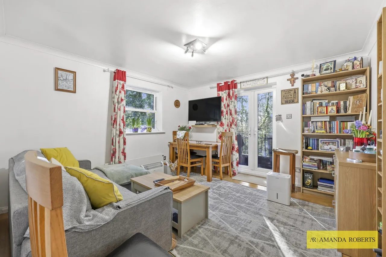 High Road, Buckhurst Hill, photo 8