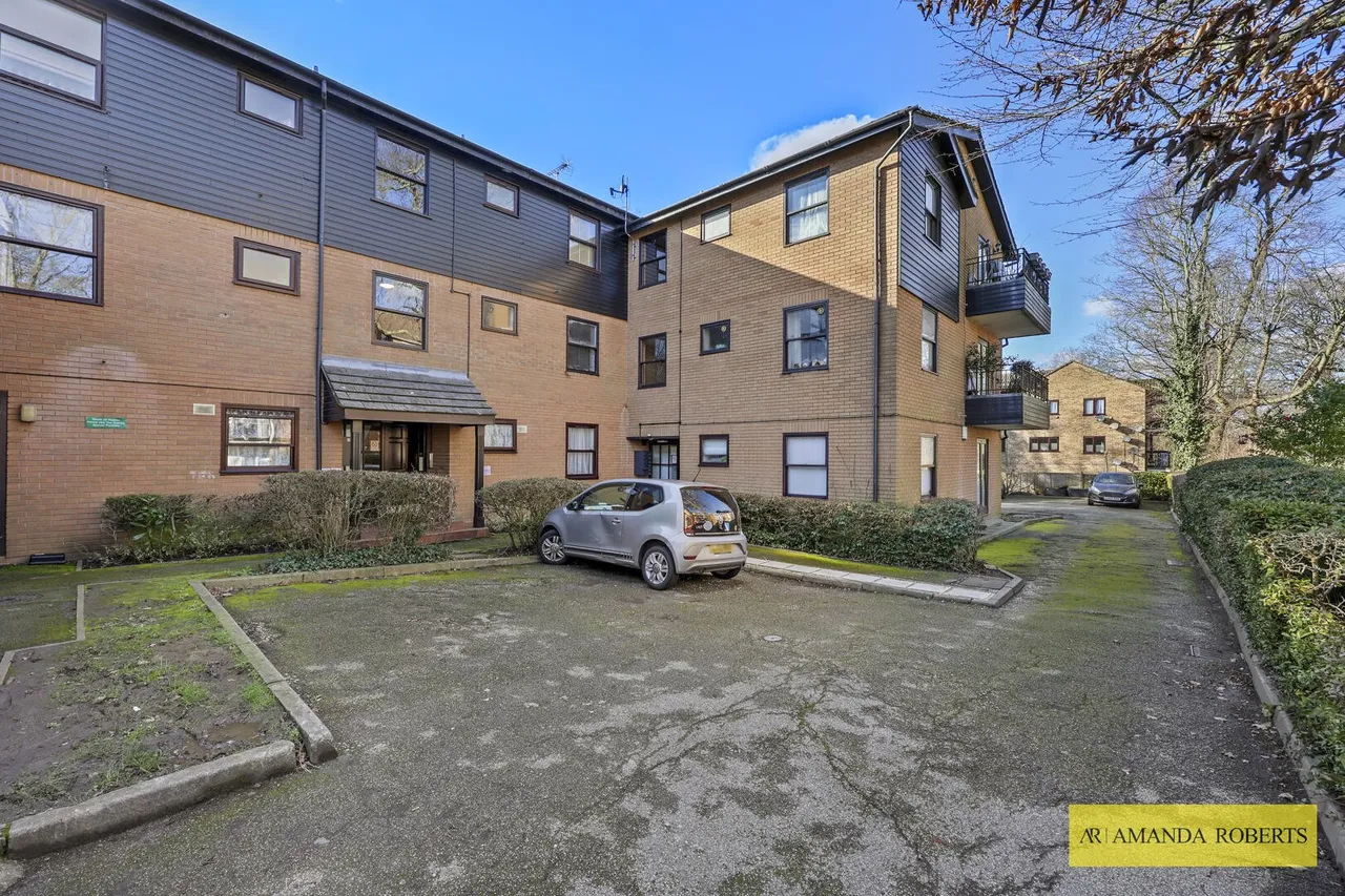 High Road, Buckhurst Hill, photo 3