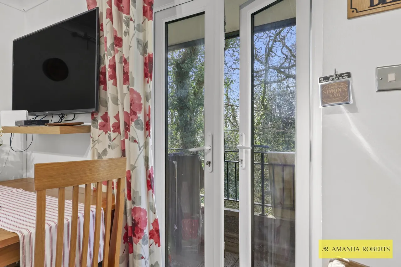High Road, Buckhurst Hill, photo 13
