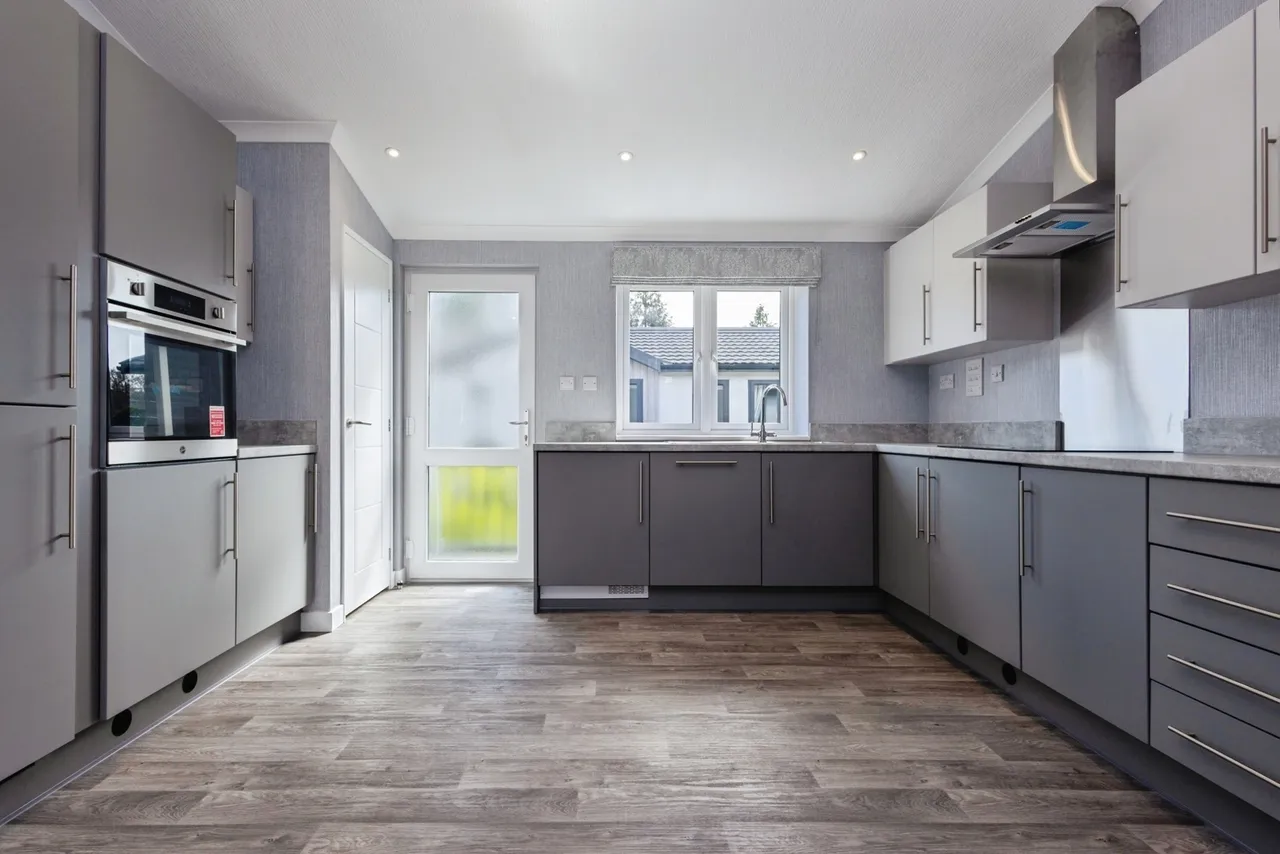 Portsmouth Road, Thursley, GU8, photo 2