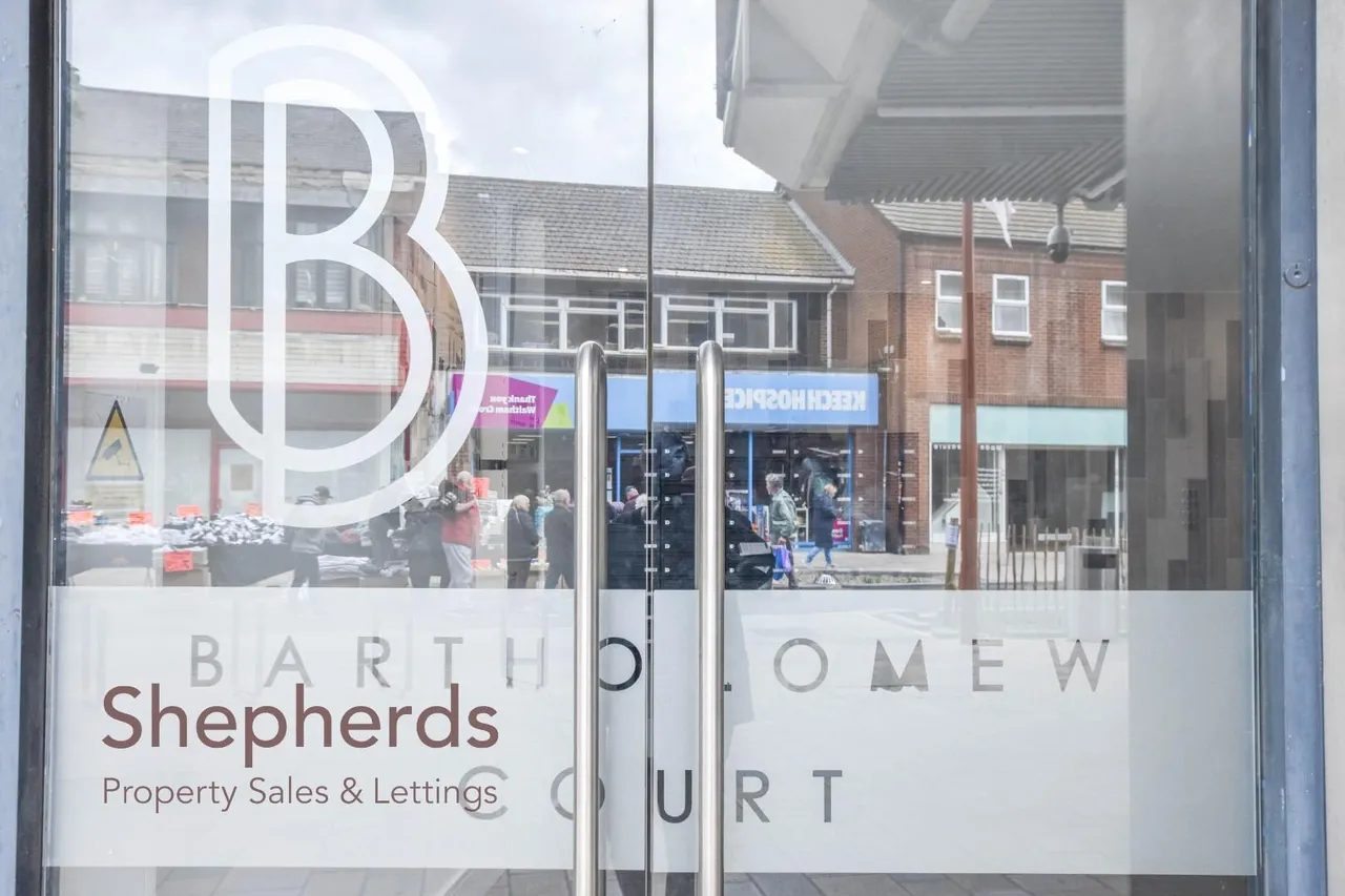 High Street, Waltham Cross, EN8, photo 12