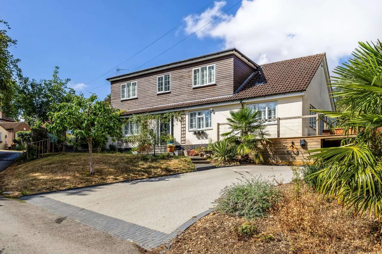 4 bed house for sale — Broom Hill, Welwyn, Hertfordshire, AL6 0SE