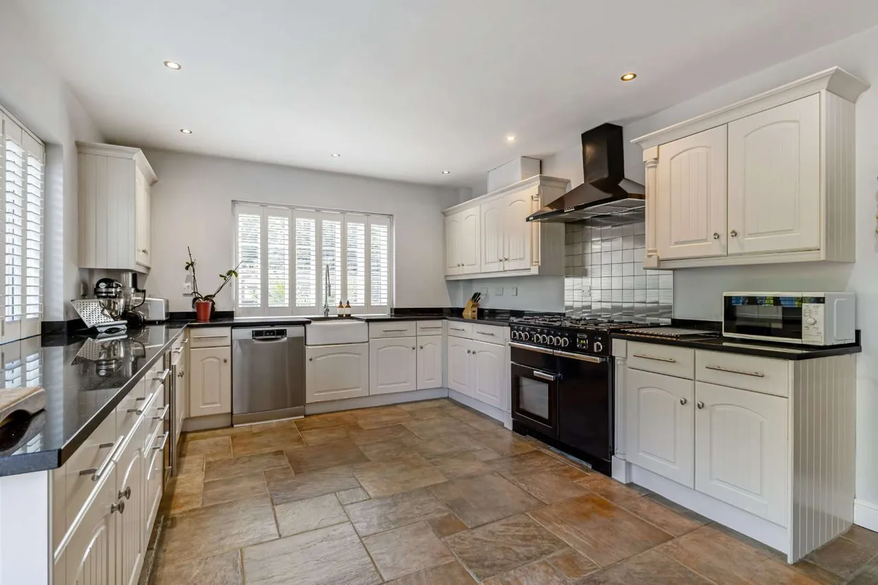 Broom Hill, Welwyn, Hertfordshire, AL6 0SE, photo 6
