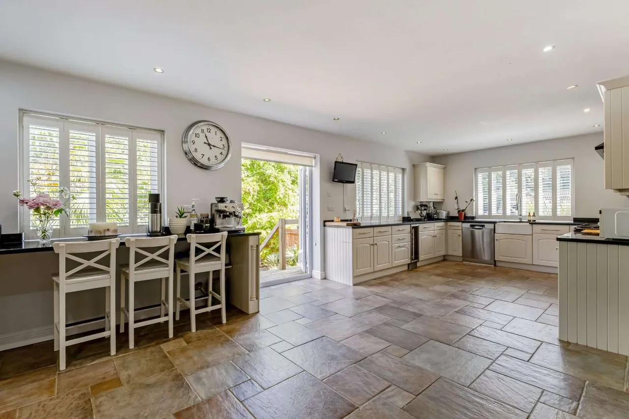 Broom Hill, Welwyn, Hertfordshire, AL6 0SE, photo 5