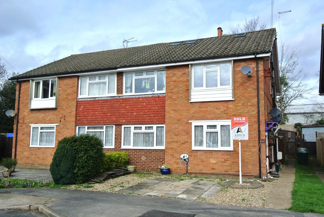 2 bed flat for sale — Dukes Close, Ashford, Surrey, TW15 1BQ
