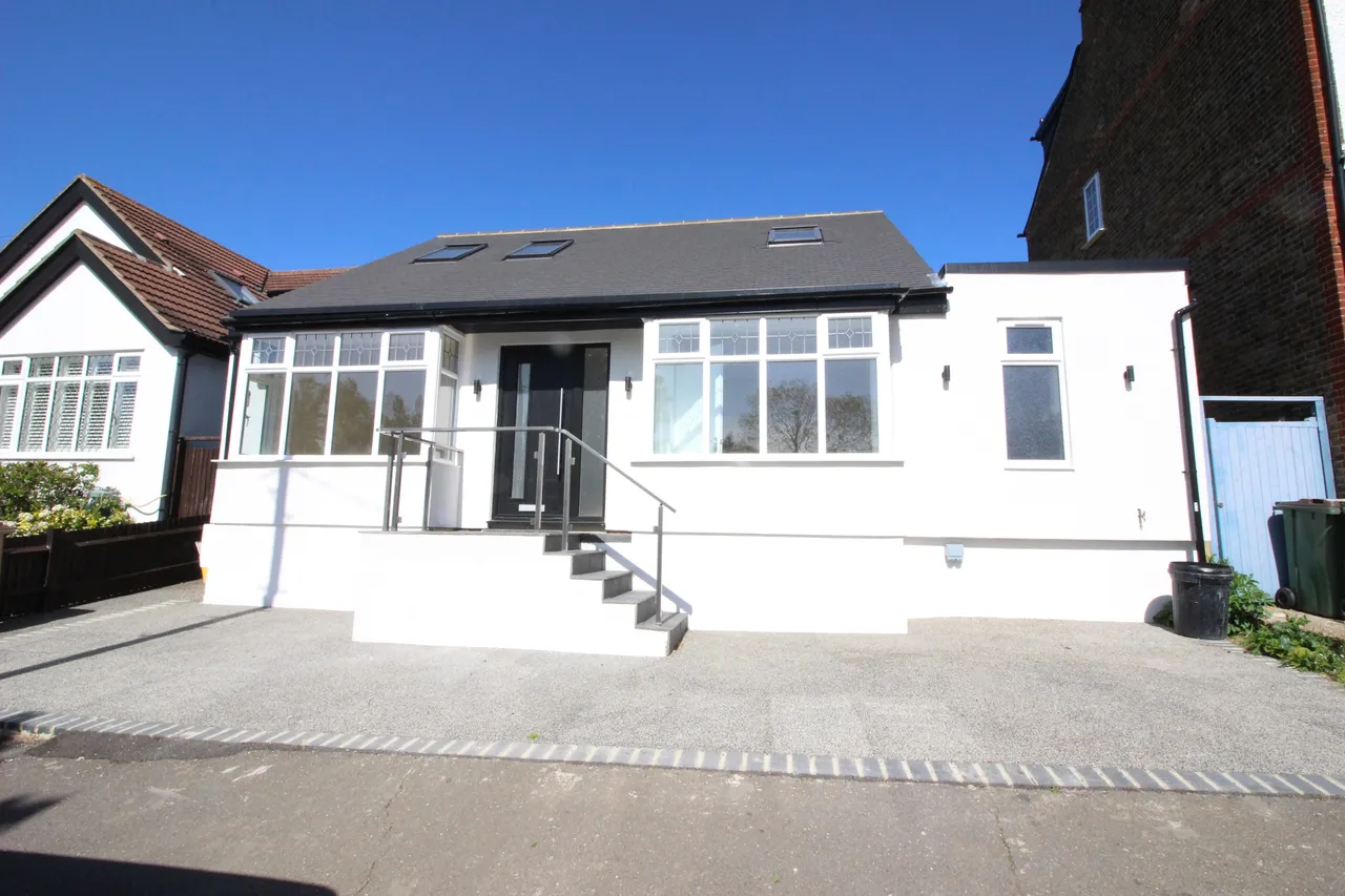 4 bed property for sale — Donnington Road, WORCESTER PARK, Surrey, Worcester Park, KT48EN