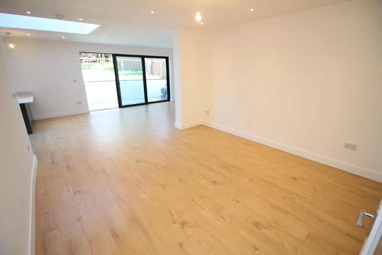 Donnington Road, WORCESTER PARK, Surrey, Worcester Park, KT48EN, photo 2