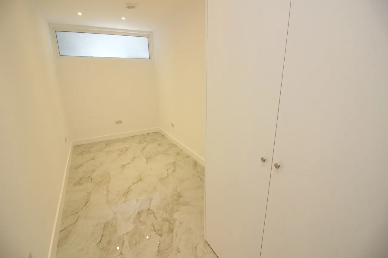 Donnington Road, WORCESTER PARK, Surrey, Worcester Park, KT48EN, photo 5