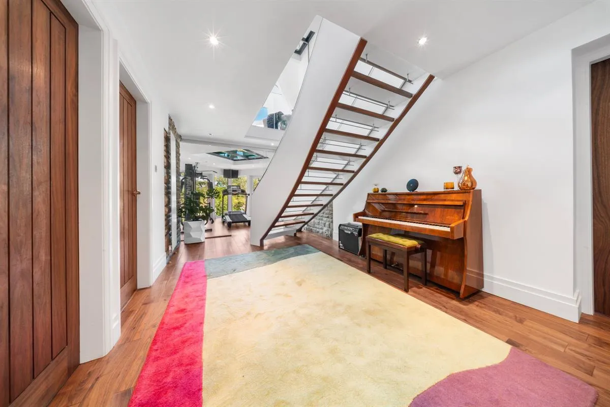 sq ft Three Floors Atrium 0.9 acre gardens, photo 29