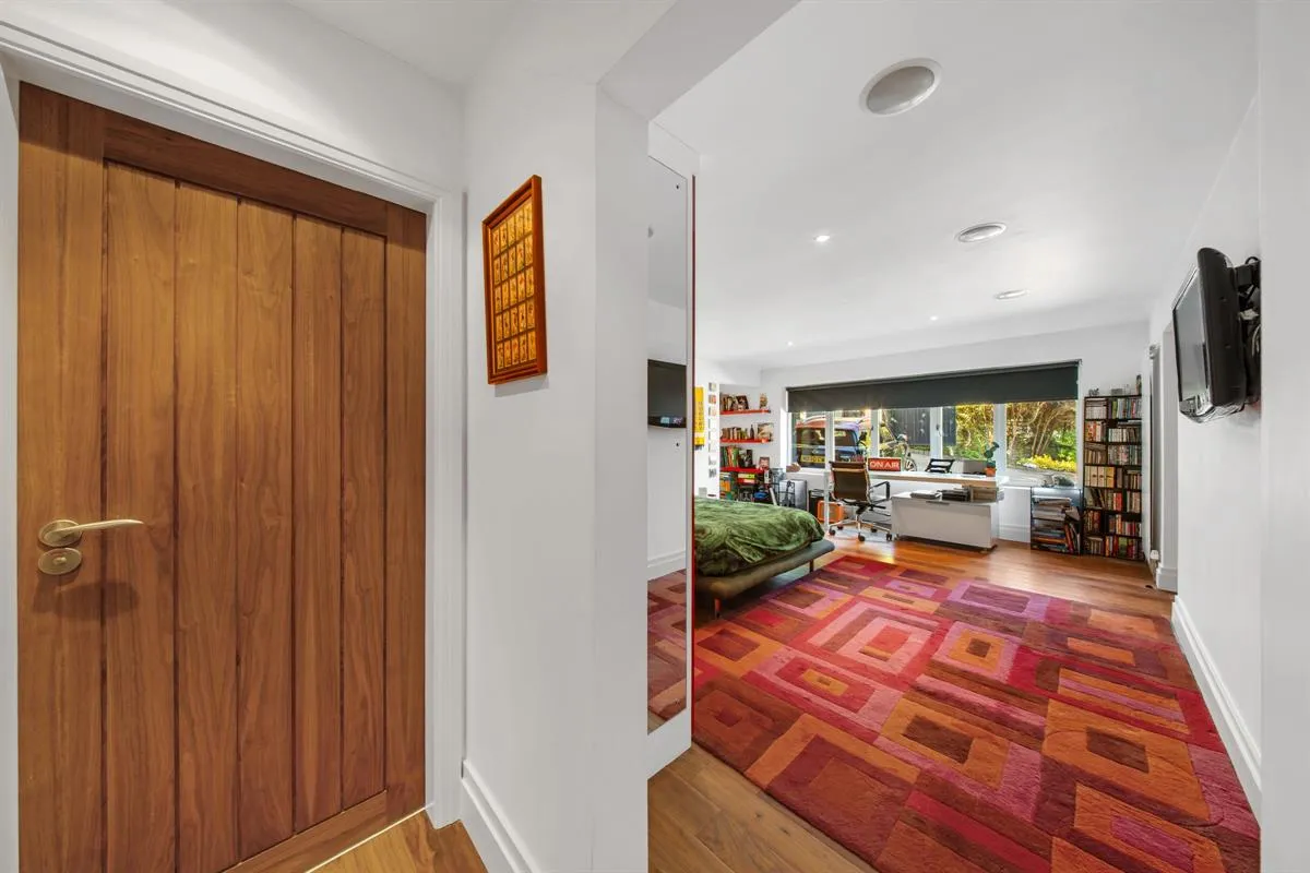 sq ft Three Floors Atrium 0.9 acre gardens, photo 27