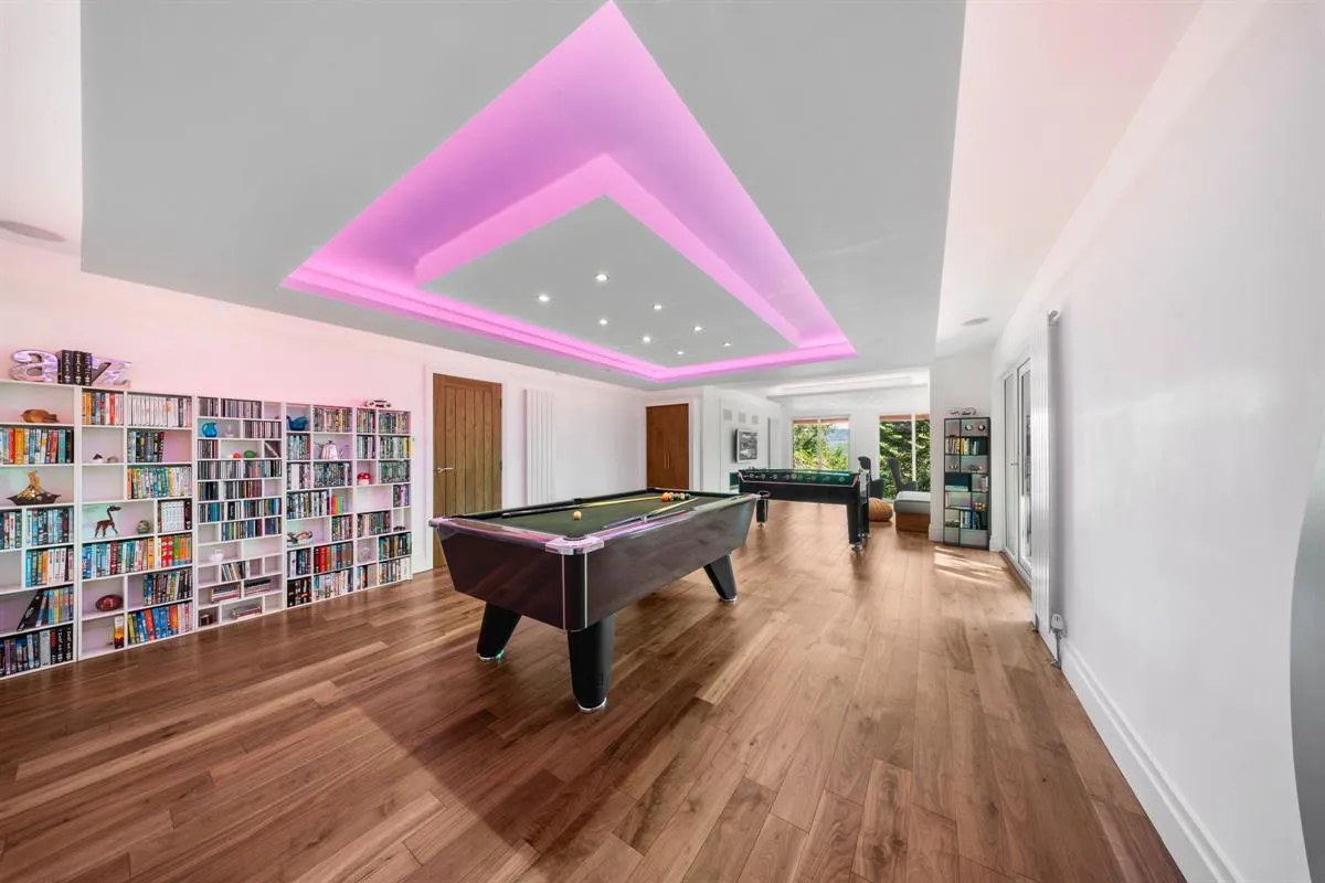 sq ft Three Floors Atrium 0.9 acre gardens, photo 4