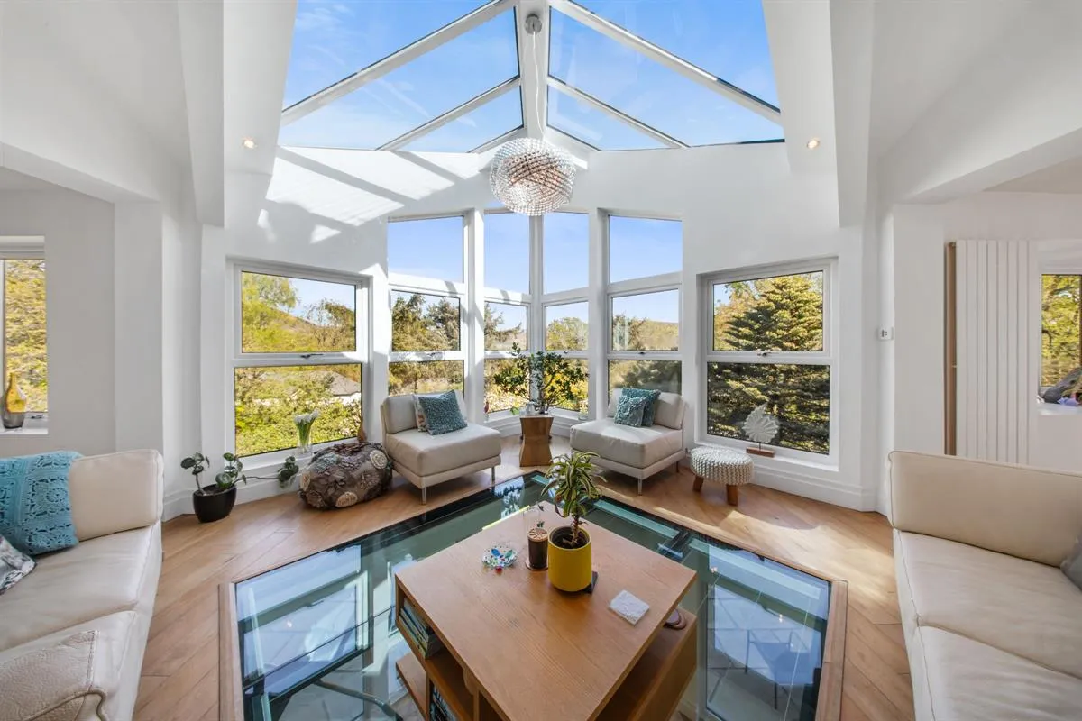 sq ft Three Floors Atrium 0.9 acre gardens, photo 2