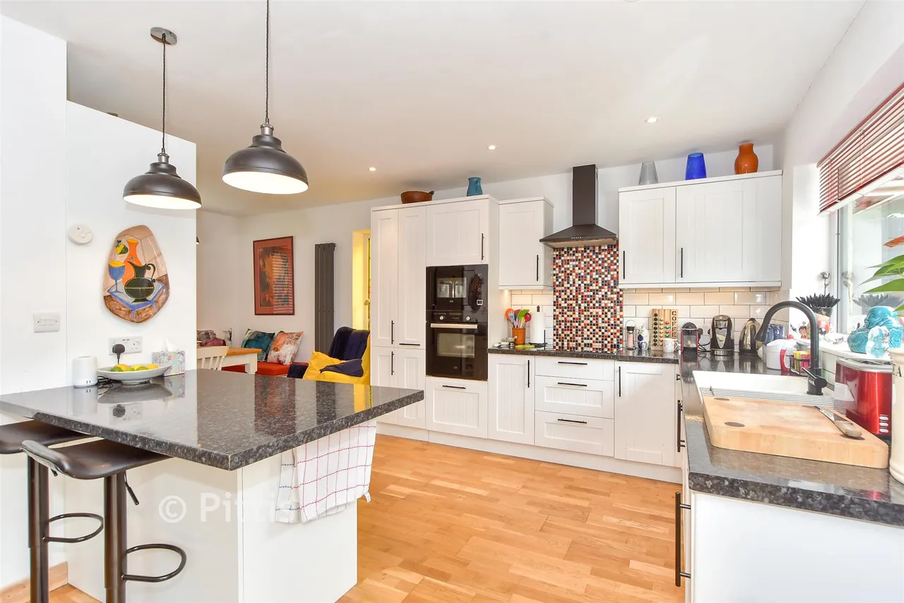 Wrax Road, Brading, PO36, photo 4