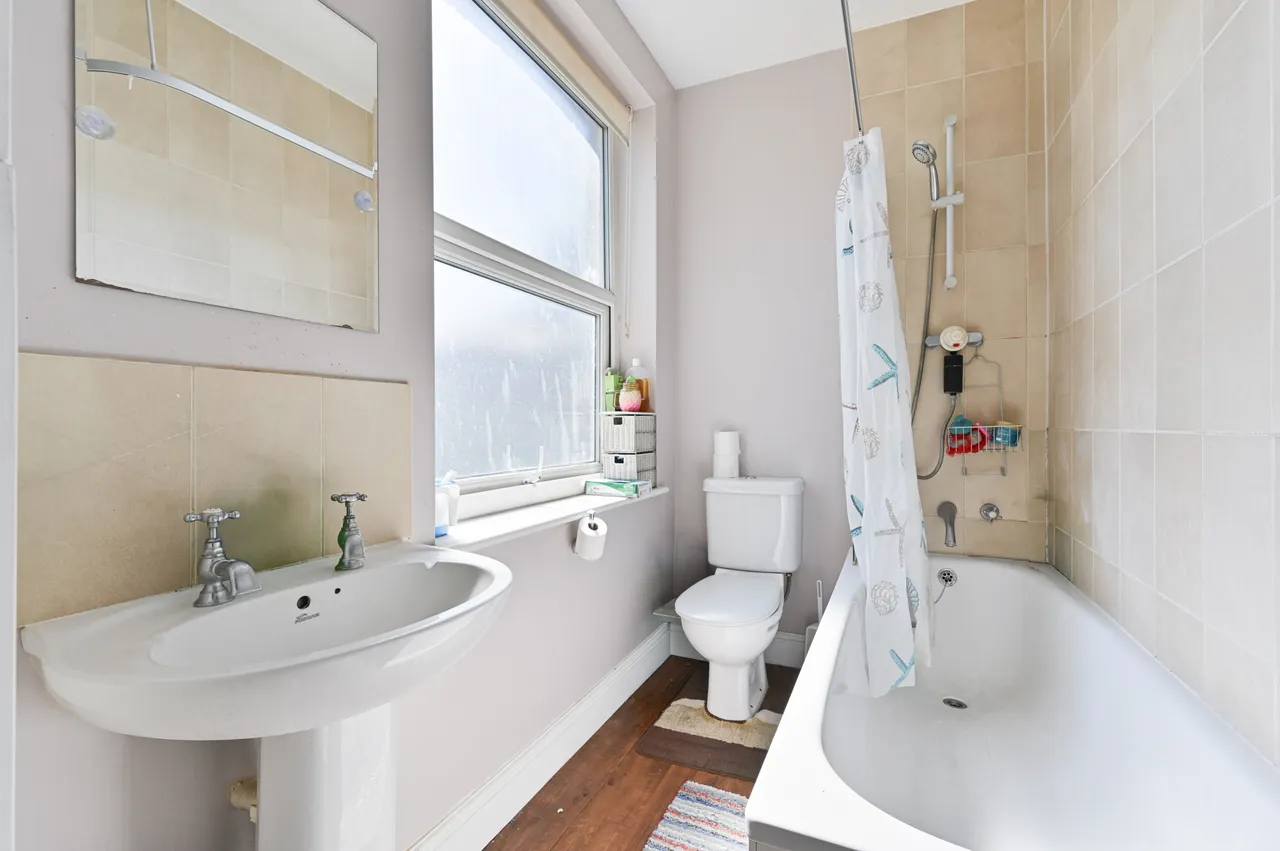 1 bed flat to rent — Flat A, 639a Garratt Lane, London