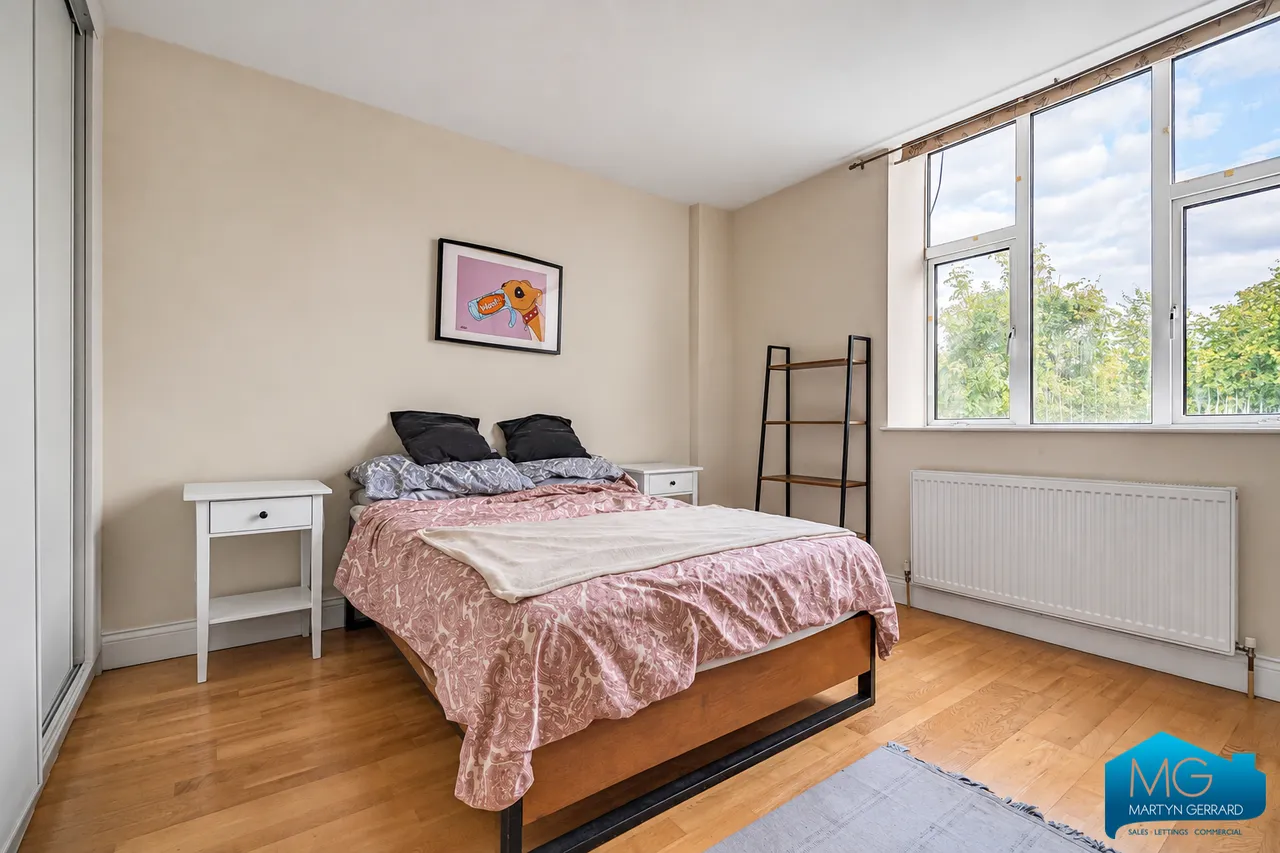 Alexandra Park Road, London, N10, photo 3