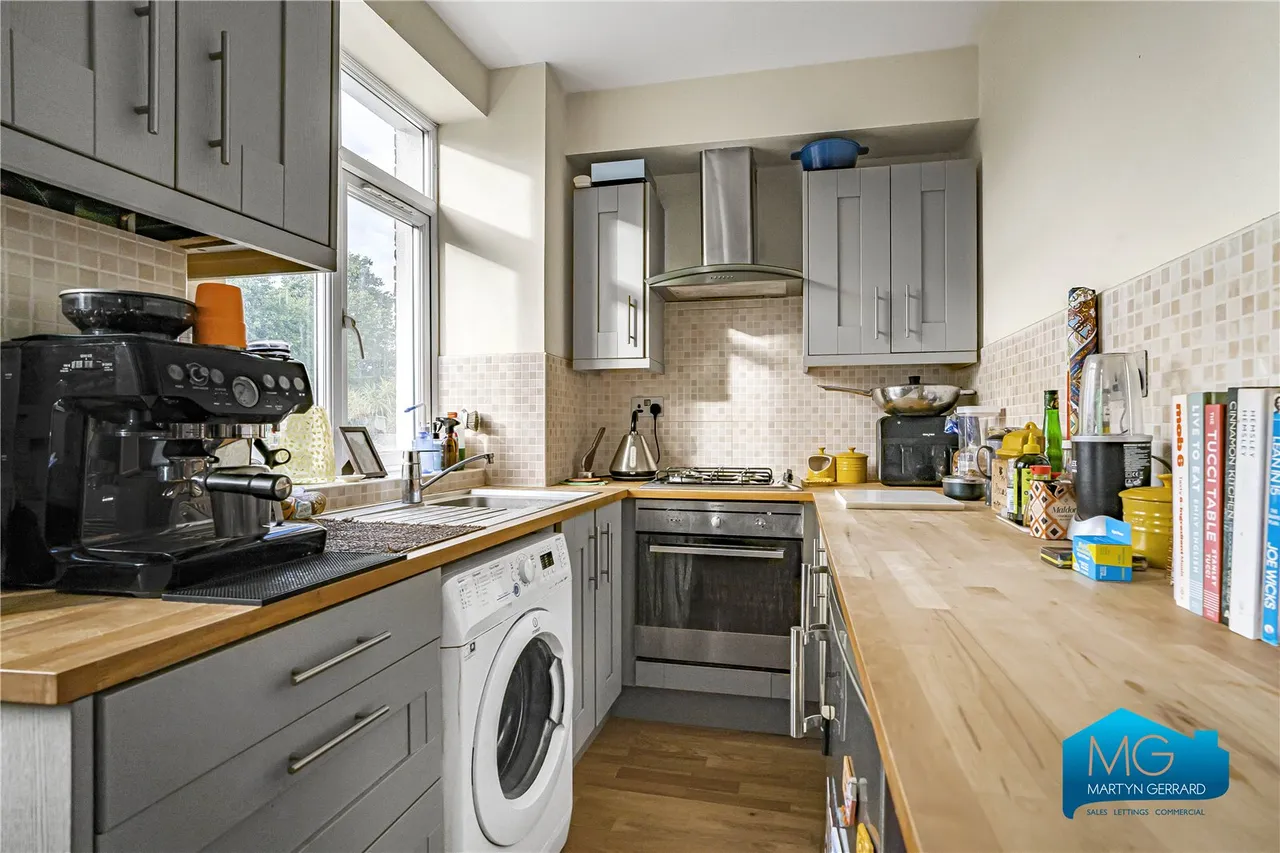 Alexandra Park Road, London, N10, photo 2