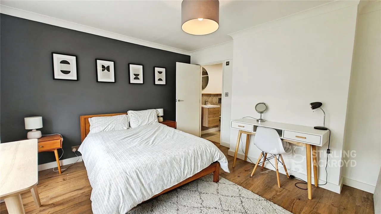 Applegarth Avenue, Guildford, GU2, photo 2
